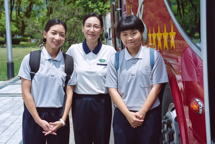 陳妤（左起）、張本渝、陳沛冪戲裡為部落孩子服務。大愛提供