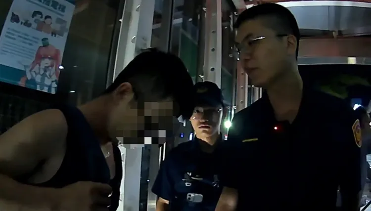 何男涉嫌偷拍，警方到場帶回，查出是通緝犯。翻攝畫面