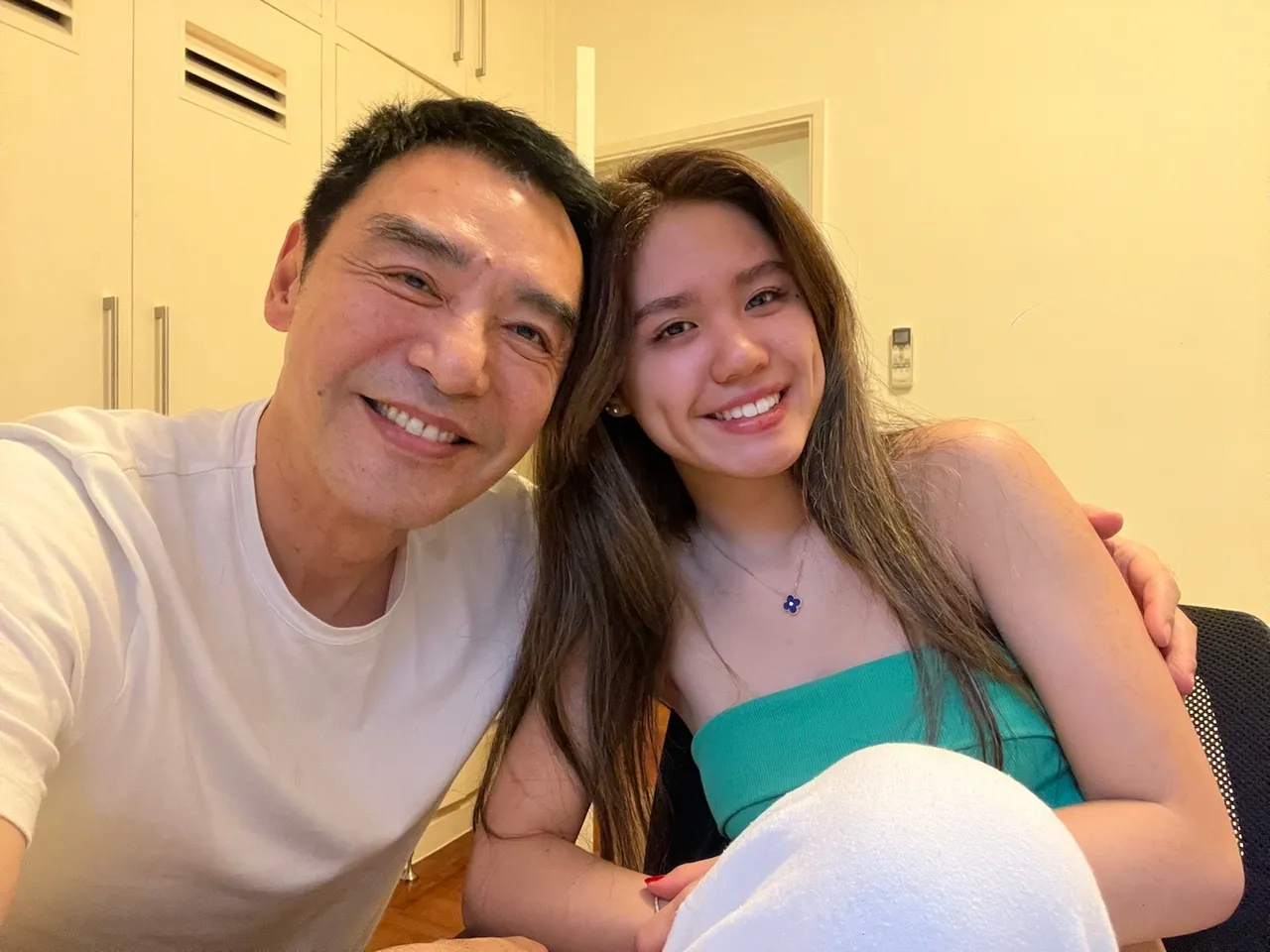 鍾鎮濤才切割黃明志 20歲女兒效忠「我是中國人」幫滅火|壹蘋新聞網