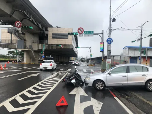 女駕駛車停路邊擺放物品到副駕駛座 這原因害2名騎士倒地受傷