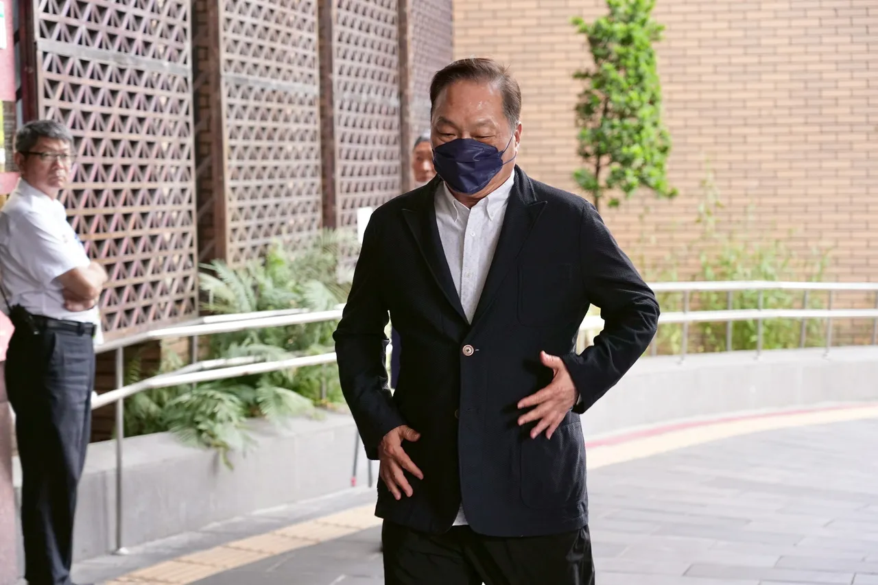 东森集团总裁王令麟今压线抵达北院。彭欣伟摄
