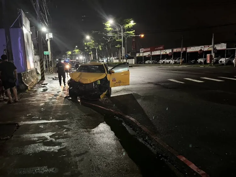 計程車被擦撞，車頭全毀。翻攝畫面