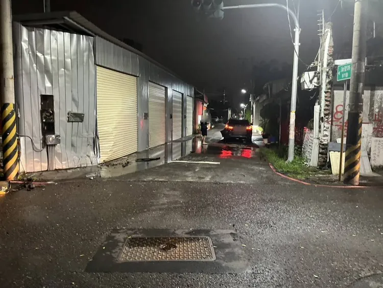 鄭男所駕自小客再撞擊西北角民宅鐵皮屋。翻攝畫面