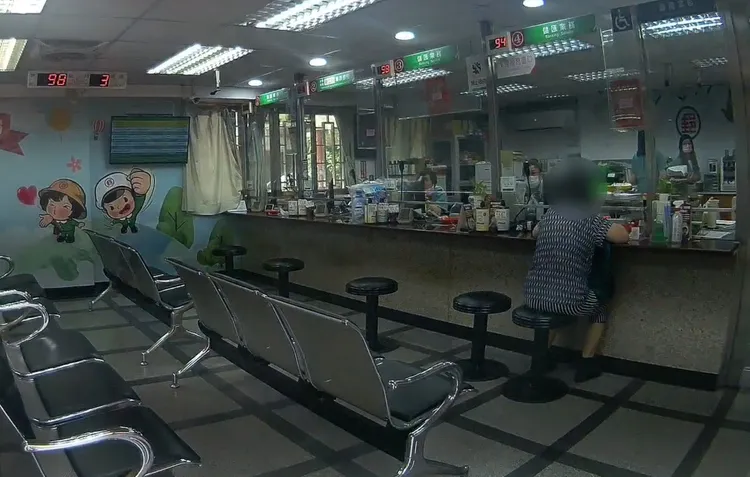 台中警趕赴郵局協助行員，勸說鄭婦領出百萬。翻攝畫面