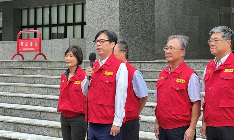 高雄市長陳其邁提醒同仁注意安全，並要求帶隊官照顧好同仁。翻攝畫面