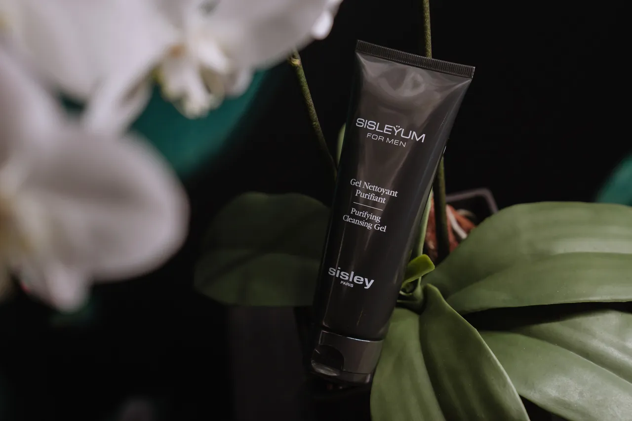Sisley男仕全能赋活洁面露,125ml/3200元。品牌提供