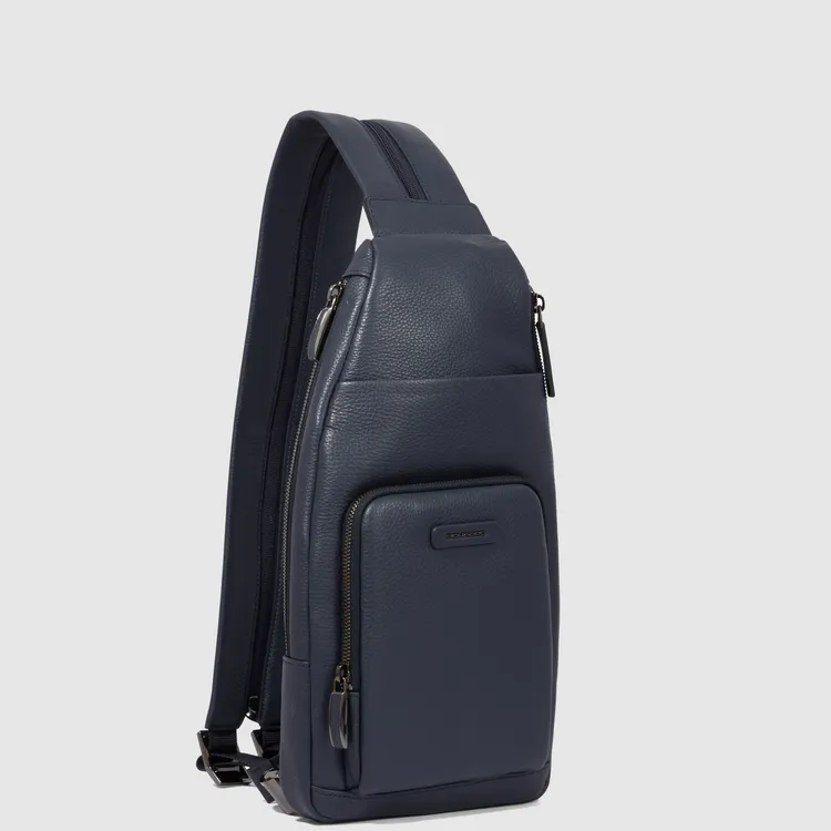 PIQUADRO Modus Special系列頂級牛皮多功能胸包，1萬240元。品牌提供