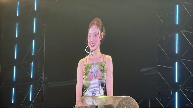 娜璉用中文嗨喊「非常非常喜歡火鍋」。讀者提供