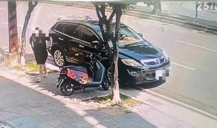 李女聯絡不上王家人，7月1日也前往當鋪詢問下落，大約6分鐘後悻悻然離開。翻攝照片