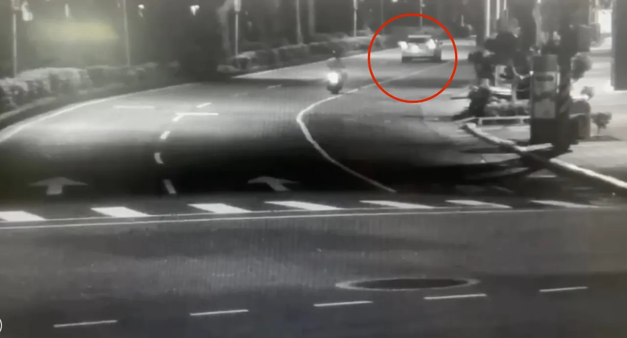 北市小客车昨晚于敦化北路失控撞路边变电箱后翻覆路中,驾驶与乘客手脚多处擦伤。翻摄画面