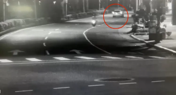 北市小客車昨晚於敦化北路失控撞路邊變電箱後翻覆路中，駕駛與乘客手腳多處擦傷。翻攝畫面