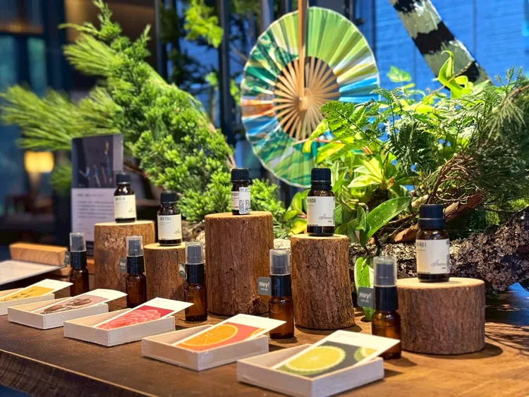 礁溪晶泉丰旅首度與品牌合作策展，打造「植癒森系」空間，不僅有香氛互動體驗，更有德國藝術家作品在旁，讓人彷彿置身山林之間。晶泉丰旅提供。