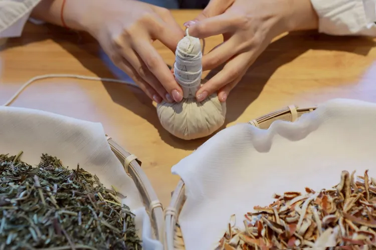 入住專案的旅人可免費參加「藥草香拓包」美學體驗。晶泉丰旅提供