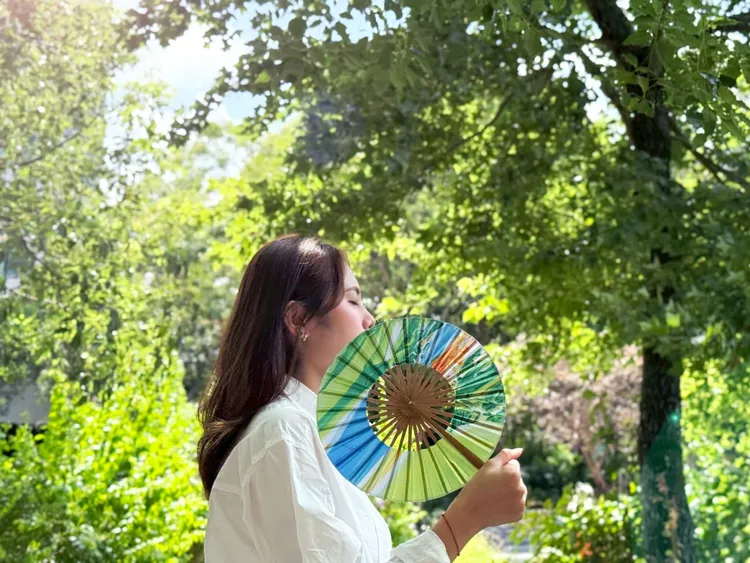 專案贈禮「園遊扇」可搭配甜橙精油使用，輕搖涼扇讓香氣隨風馥郁，享受屬於夏日的恬淡與自在。晶泉丰旅提供