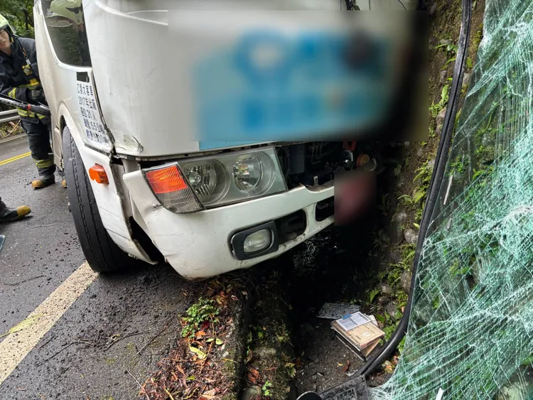 小巴自撞山壁，駕駛一度受困。翻攝畫面