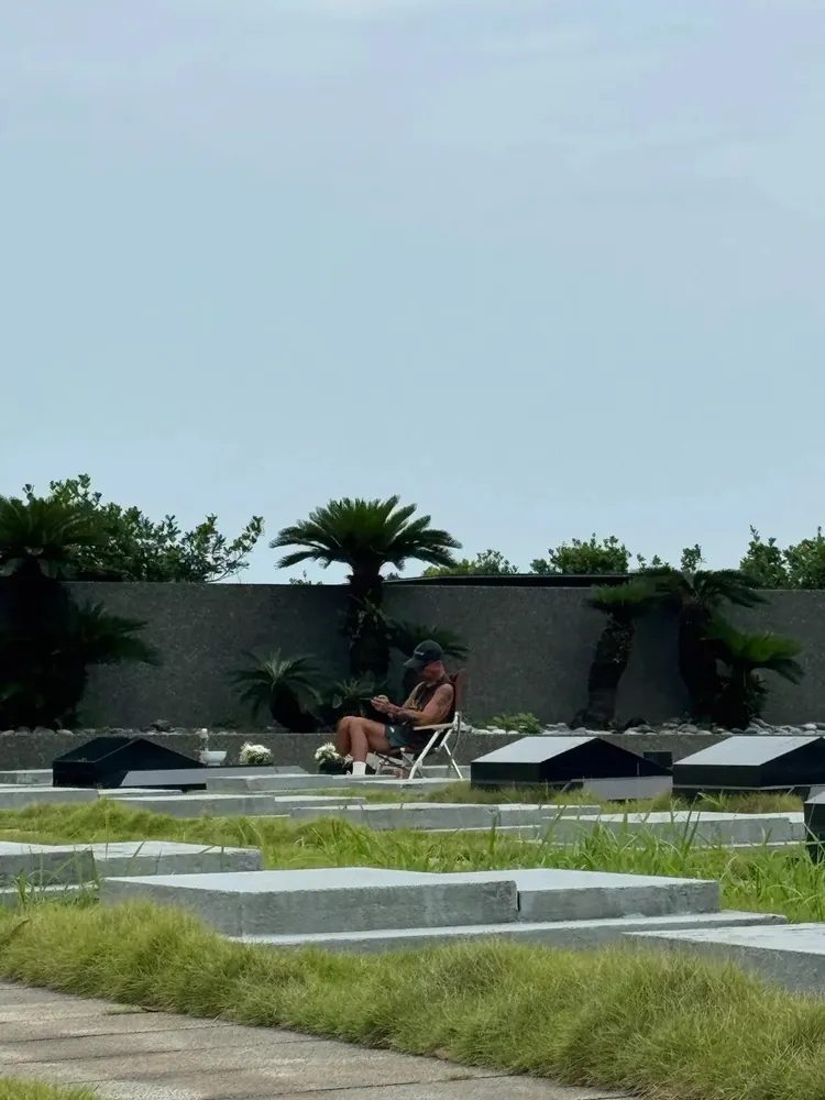 具俊曄日前被目擊在金寶山墓園獨自守候大S，這一幕感動許多人。beef_0201提供