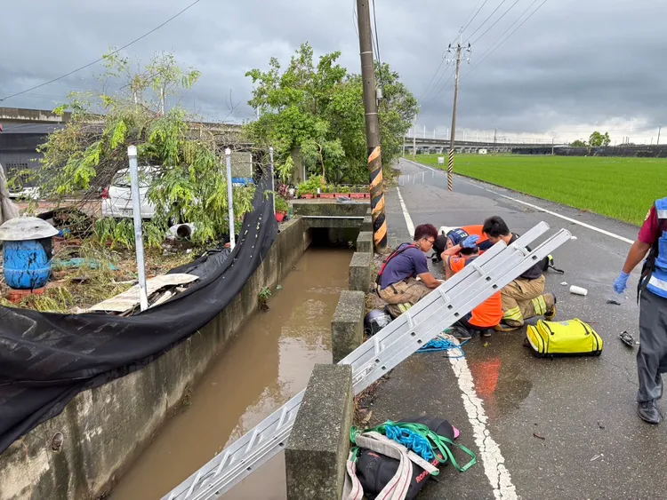 警消架梯救人，當下已經沒有生命跡象。民眾提供