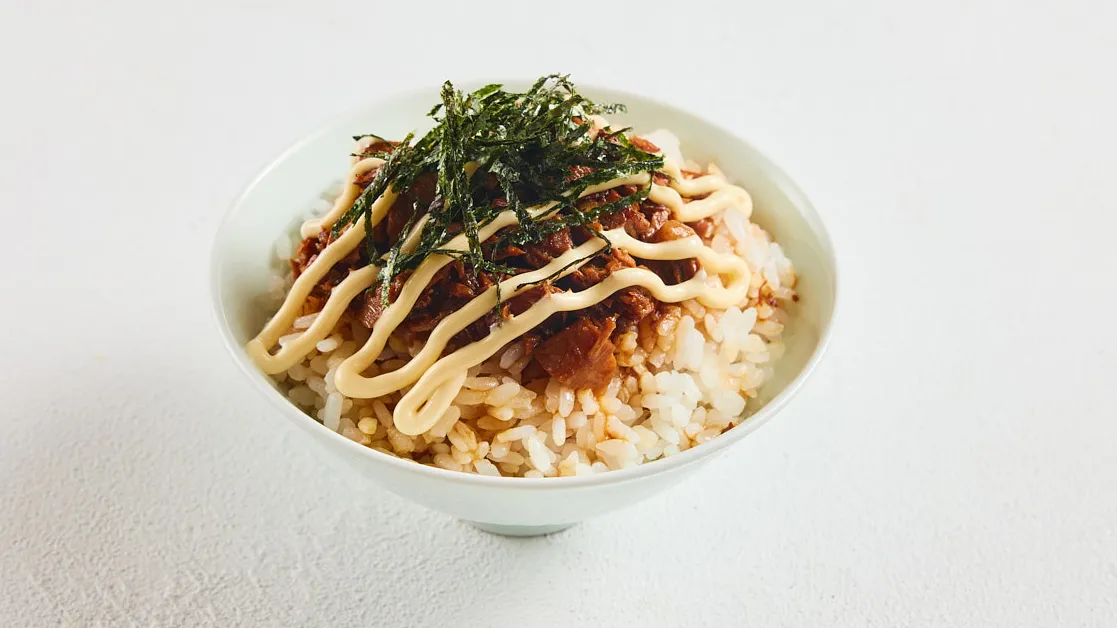 新品叉燒肉燥香米飯 (68元)將叉燒邊角料與豬絞肉、醬油、糖與香料慢燉成肉燥,搭配台東富里 9號米、日式美乃滋與海苔絲,鹹香有味。業者提供