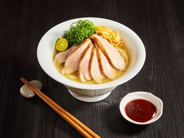 新品雙倍舒肥櫻桃鴨雞湯麵套餐 288元（期間限定）。業者提供