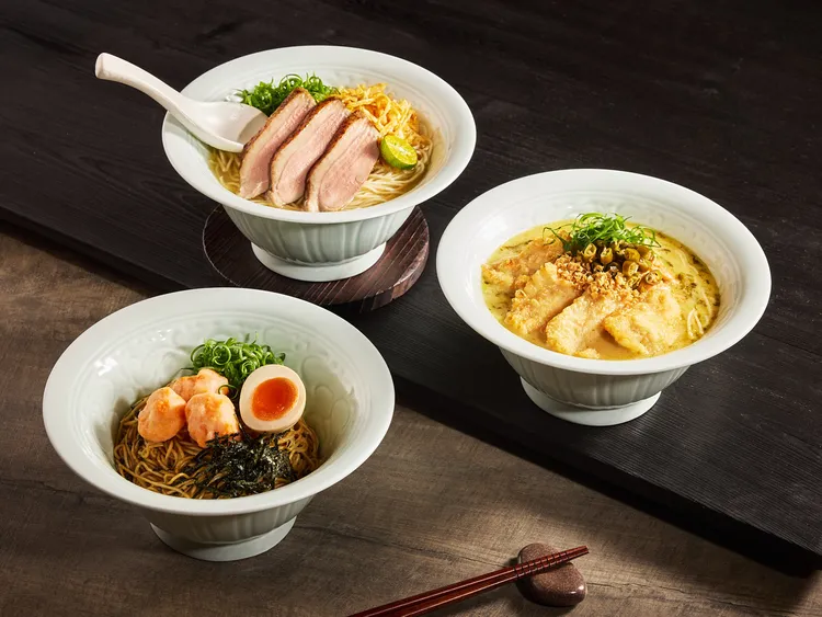 雞湯拉麵系列，推薦新品清燉雞湯「舒肥櫻桃鴨雞湯拉麵」以及雞白湯底「酸菜金黃魚片雞湯拉麵」，怕燙的貓舌頭也別擔心，魚子蝦滑松露拌麵照樣能讓你吃得開心又過癮。業者提供