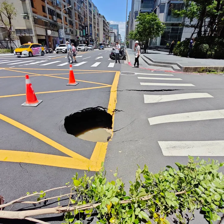 目前現場放置三角錐並將下陷區域劃設警示線。翻攝畫面