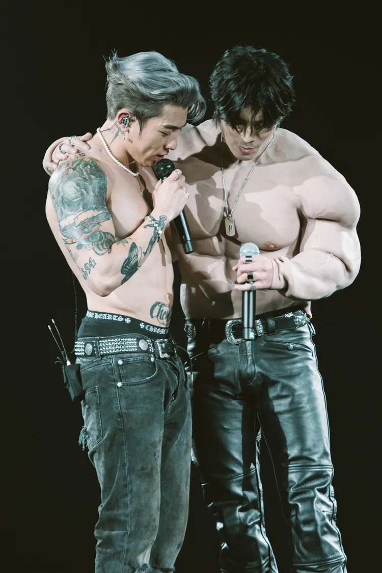 新銳男神周殷廷換肌肉猛男裝跟半裸的Tyson比「奶大」。想不到音樂工作室提供