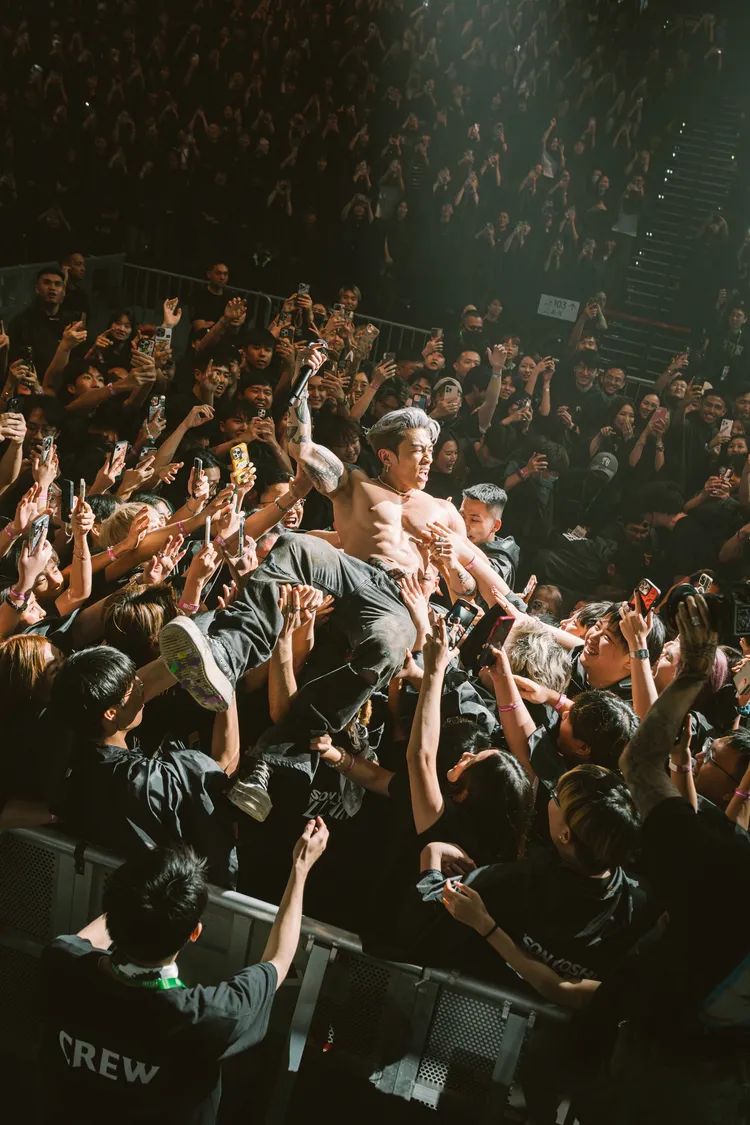 Tyson Yoshi在玩人體衝浪。想不到音樂工作室提供