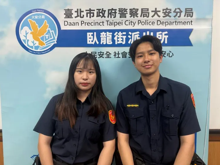 女警張芷瑄（左）剛結束實務訓練。警方提供