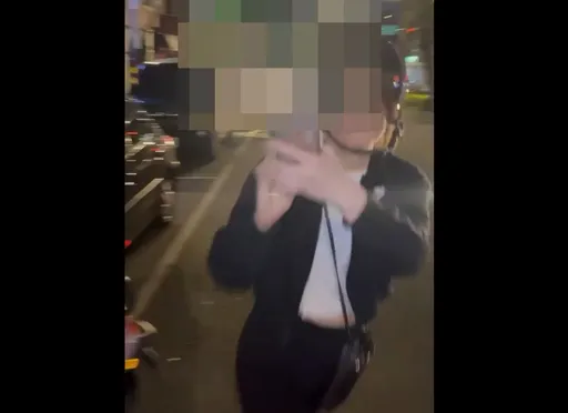 北市女骑士红灯右转被开单 下一秒变「丧尸」咬警!当场遭压制