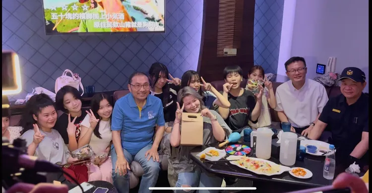 學生放暑假前的第一個晚上，侯友宜帶隊稽查KTV並進行防毒識詐宣導。警方提供