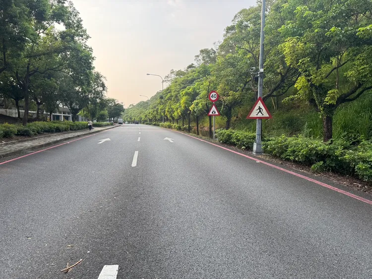 警方表示，南投服務區假日常吸引車友競速、炫技，衍生噪音、違規停車、危險駕駛等交通亂象。警方提供