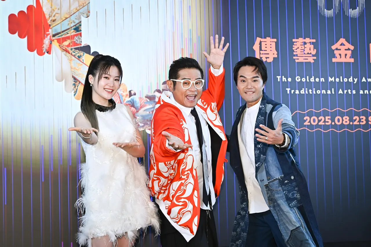楊小黎(左)和許效舜(中)是今年傳藝金曲獎頒獎典禮主持人,柯大堡是傳藝大道主持人。三立提供