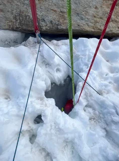 男子墜落的洞口非常狹小，從空中俯瞰難以看清。翻攝策馬特航空官網