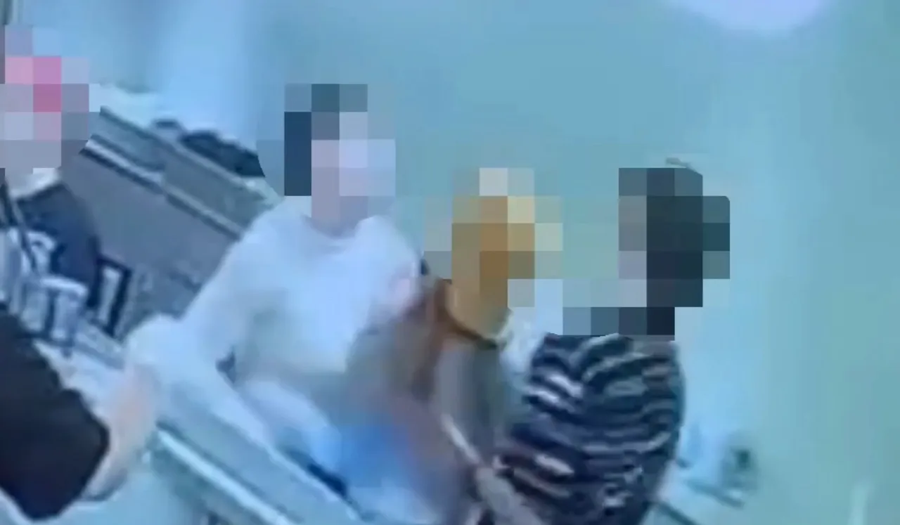 2女店内互扯头发、打成一团。翻摄画面