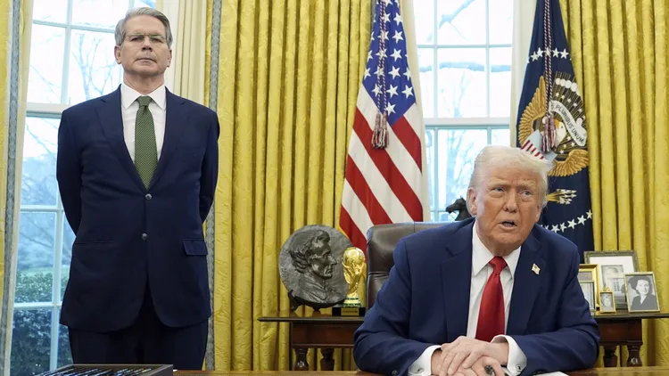 美國財政部長貝森特（左）是美國總統川普的財經大將。美聯社資料照