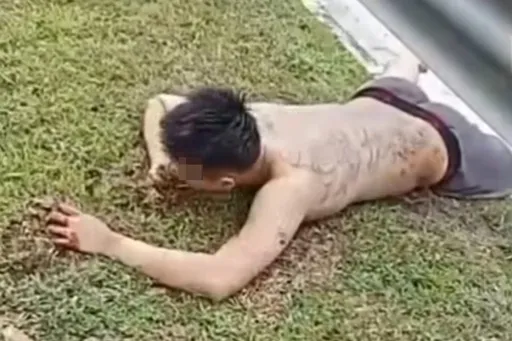 诡异!半裸男大马街头爬行吃土暴毙 惊传来自台湾