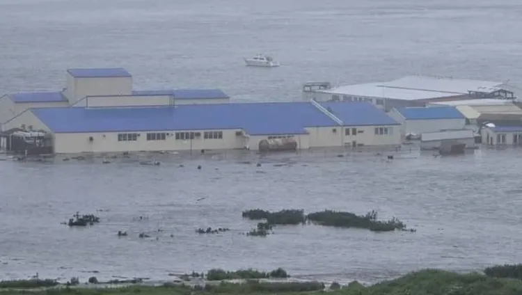 海嘯淹沒俄羅斯遠東海岸小鎮。翻攝X@KAM4ATKA