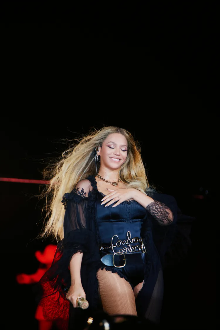 內搭緞面連身衣烘托出天后磅礡又性感的氣場。品牌提供