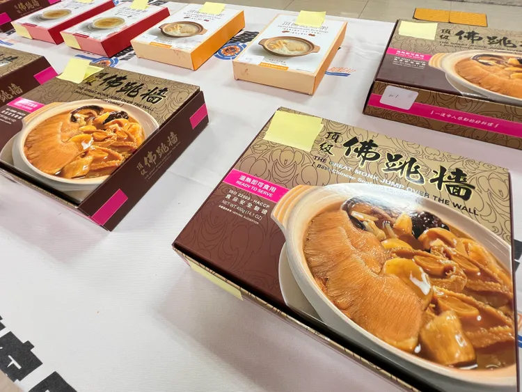 毒品夾藏於料理包內。警方提供