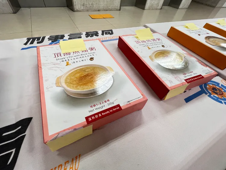 毒品夾藏於料理包內。警方提供