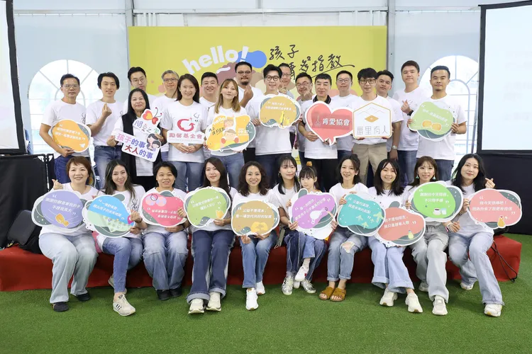 公益大使品冠與28家企業代表及四大公益組織合照。心偲教育提供