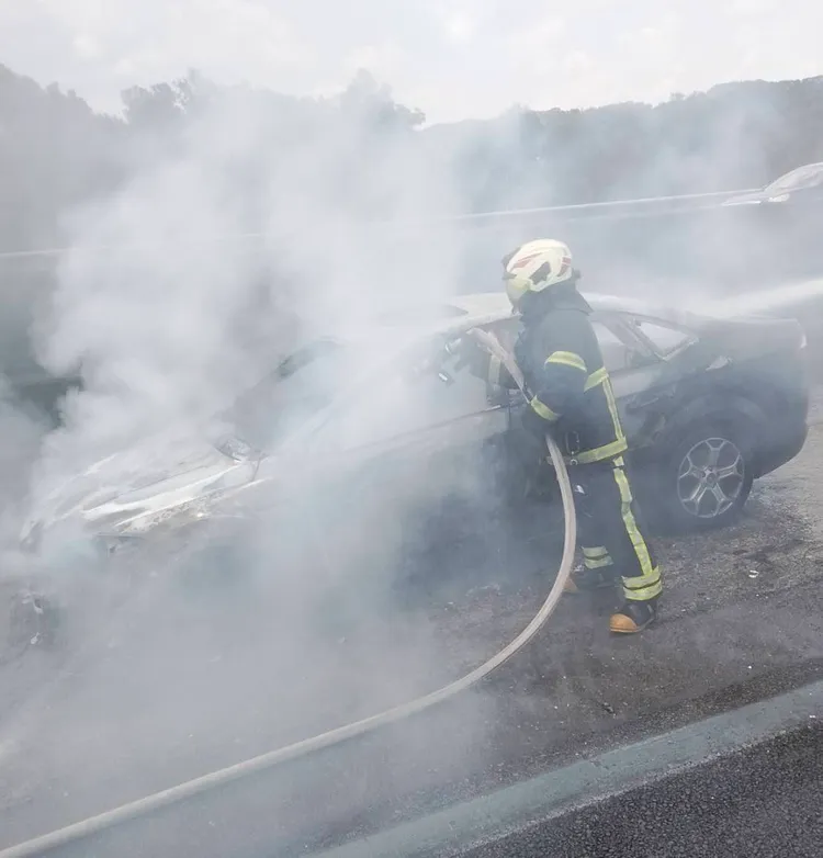 警消搶救。國道警方提供