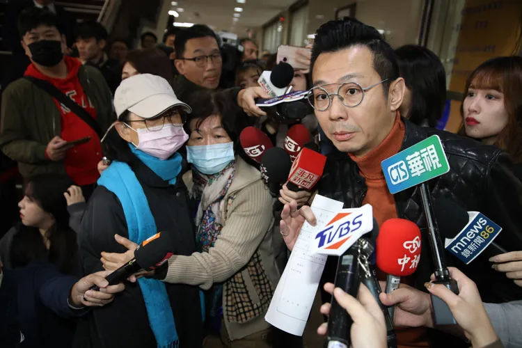 京華城案偵結，彭振聲在妻子、律師李岳洋陪同下交保。彭欣偉攝