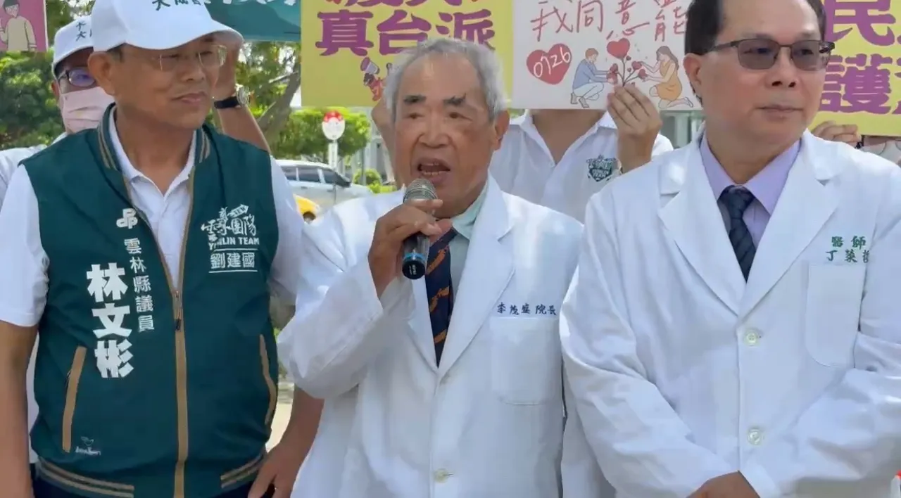 總統府資政、不孕症權威醫師李茂盛替罷團站台,稱罷免沒過,台灣人可能要到新疆、蒙古工作。民眾提供