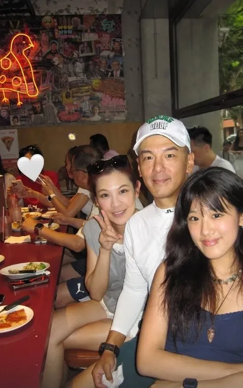 林若亞開心比YA。翻攝梧桐妹IG