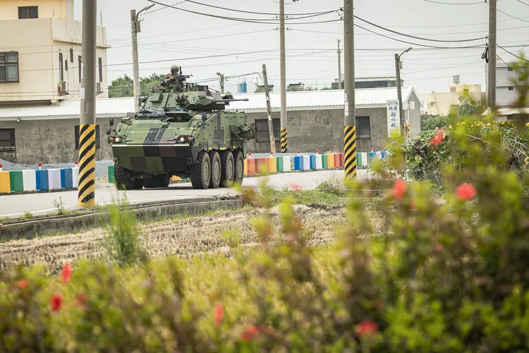 CM34雲豹甲車對來犯之敵執行火力掃蕩。第五作戰區提供