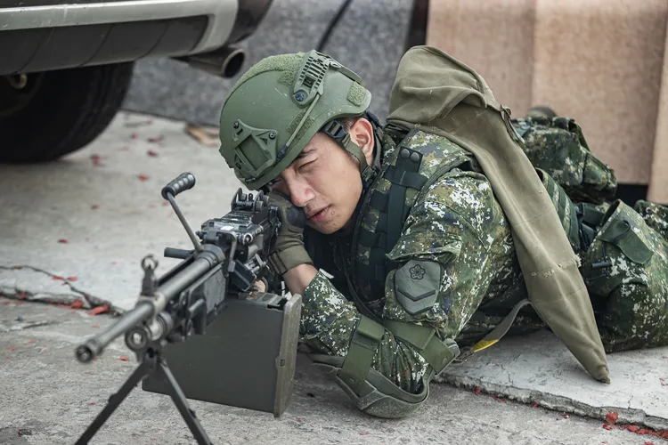 步兵於射擊位置，以掩護友軍行動。第五作戰區提供