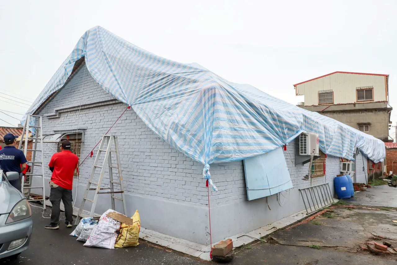 布袋186戶急需屋頂修繕,義消與民間團體協助加蓋帆布。翻攝畫面
