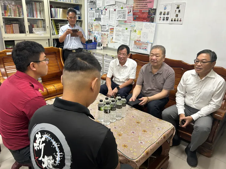 議長蔣根煌(右二)至直潭分隊慰問2名消防同仁。消防局提供