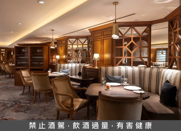 位於台北喜來登二樓的「安東廳牛排館」，擁有沉穩優雅的空間氛圍，嚴選多國頂級牛肉肉源與品種，透過乾式熟成與牛排賦味手法，提供饕客高品質的牛排館體驗。業者提供